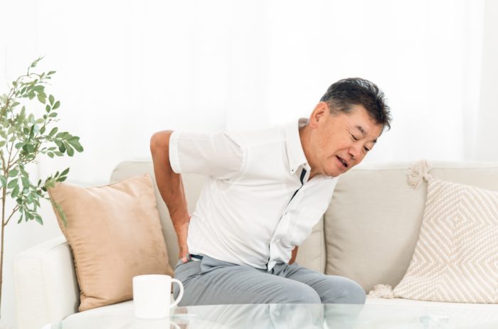 ぎっくり腰の男性