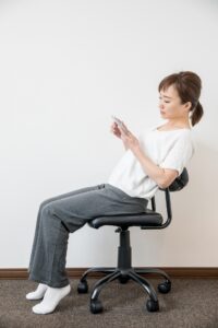 姿勢が悪い女性