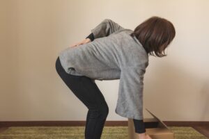 急性腰痛（ぎっくり腰）の女性