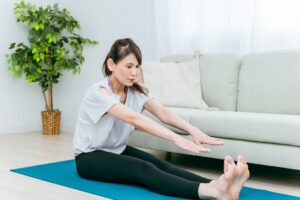 前屈が硬い女性