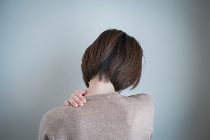 四十肩が治らない女性