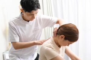 背骨のゆがみをチェックする柔道整復師