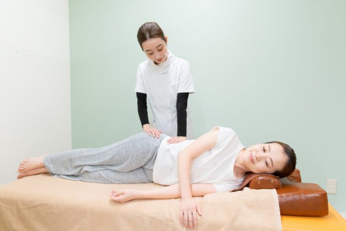 産後の骨盤矯正を受ける女性