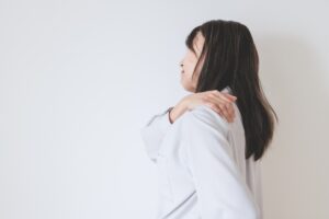 肩甲骨が硬い女性