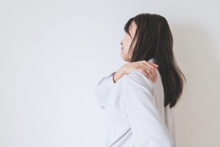 肩甲骨が硬い女性