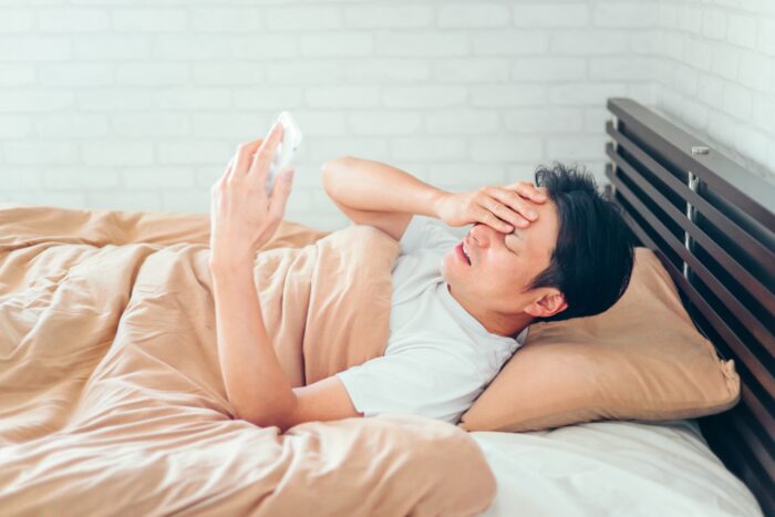 寝ても疲労が取れない男性