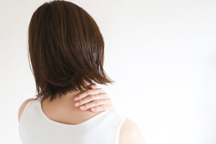 ストレートネックによる肩こりの女性