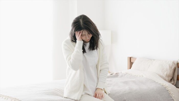 不眠症で疲労が抜けない女性