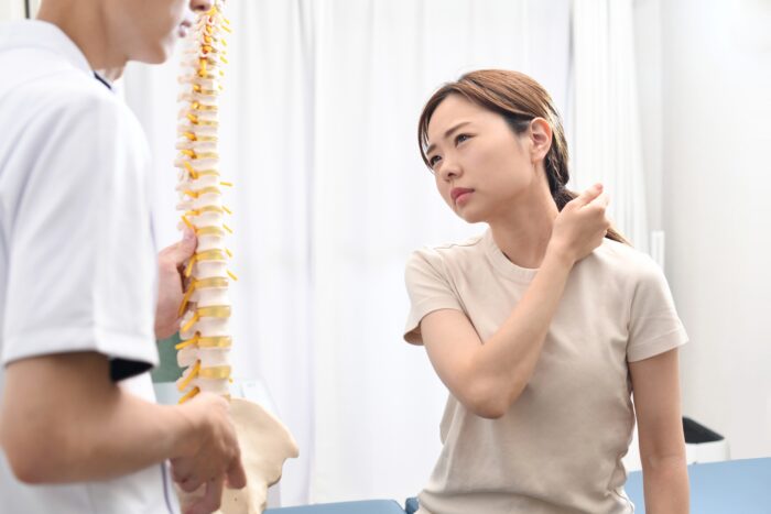 慢性肩こりの女性