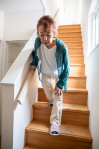 変形性膝関節症の女性