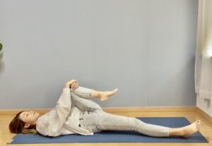 腰痛予防で臀部のストレッチをする女性