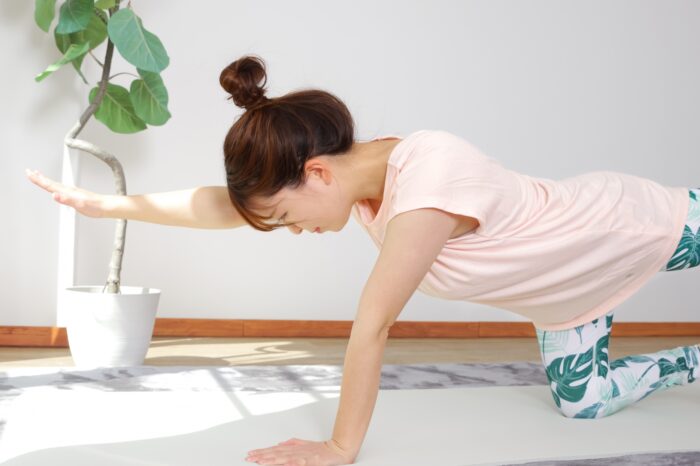 腰の運動療法をする女性